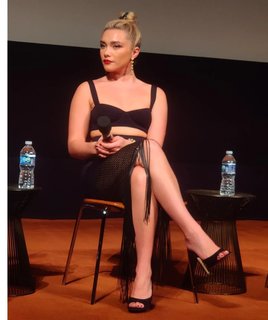 Florence Pugh feet photo thumbnail