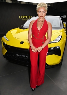Florence Pugh feet photo thumbnail