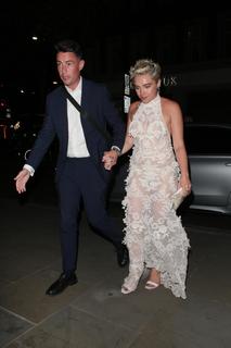 Florence Pugh feet photo thumbnail