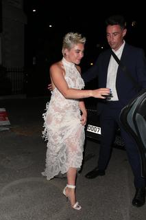 Florence Pugh feet photo thumbnail