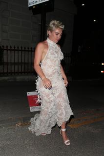 Florence Pugh feet photo thumbnail