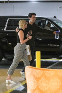 Florence Pugh feet photo thumbnail
