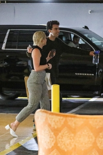 Florence Pugh feet photo thumbnail