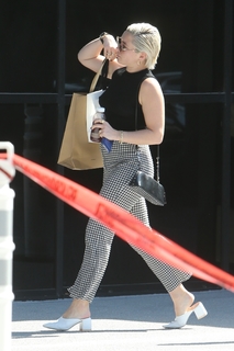 Florence Pugh feet photo thumbnail