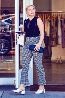 Florence Pugh feet photo thumbnail