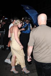 Florence Pugh feet photo thumbnail