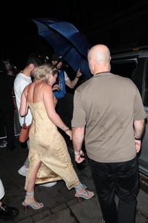 Florence Pugh feet photo thumbnail