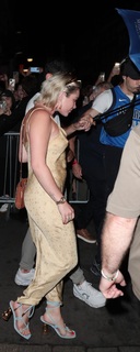 Florence Pugh feet photo thumbnail