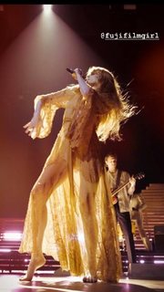 Florence Welch feet photo thumbnail