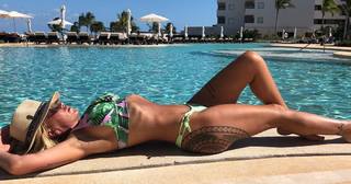 Florencia Peña feet photo thumbnail