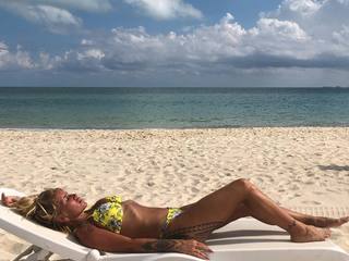 Florencia Peña feet photo thumbnail