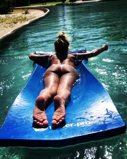 Florencia Peña feet photo thumbnail