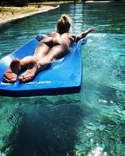 Florencia Peña feet photo thumbnail