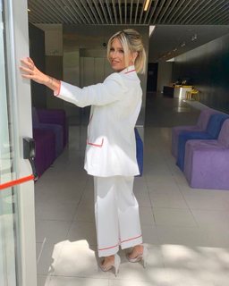 Florencia Peña feet photo thumbnail