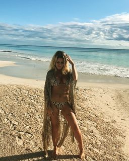 Florencia Peña feet photo thumbnail