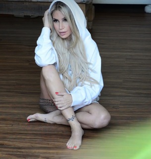 Florencia Peña feet photo thumbnail