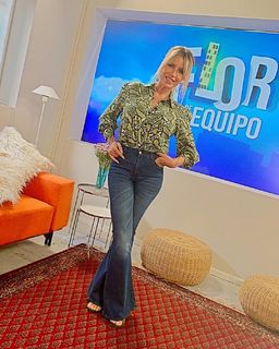 Florencia Peña feet photo thumbnail