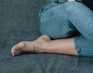 Florencia Peña feet photo thumbnail