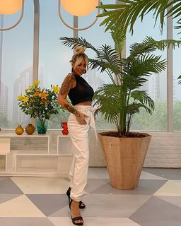 Florencia Peña feet photo thumbnail