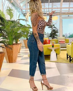 Florencia Peña feet photo thumbnail