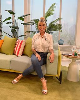 Florencia Peña feet photo thumbnail