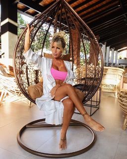 Florencia Peña feet photo thumbnail