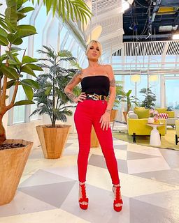 Florencia Peña feet photo thumbnail