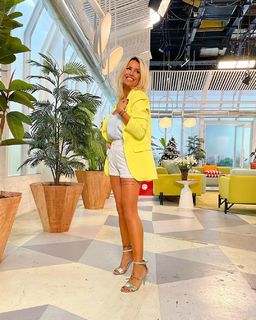 Florencia Peña feet photo thumbnail