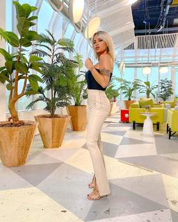 Florencia Peña feet photo thumbnail