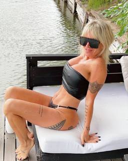 Florencia Peña feet photo thumbnail