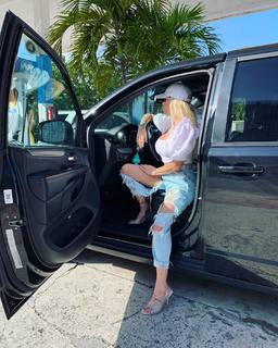 Florencia Peña feet photo thumbnail