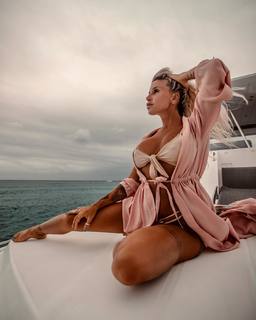 Florencia Peña feet photo thumbnail