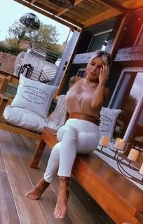 Florencia Peña feet photo thumbnail