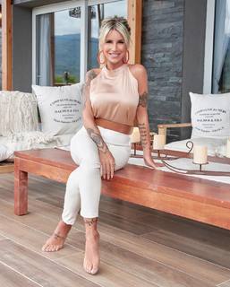 Florencia Peña feet photo thumbnail