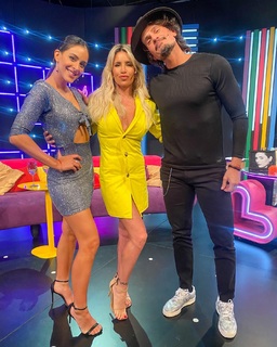 Florencia Peña feet photo thumbnail