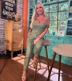 Florencia Peña feet photo thumbnail