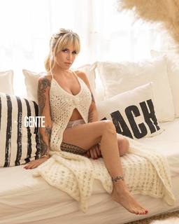 Florencia Peña feet photo thumbnail