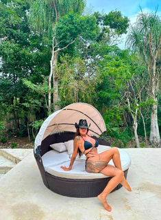 Florencia Peña feet photo thumbnail