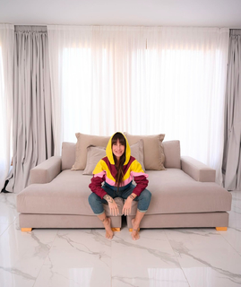 Florencia Peña feet photo thumbnail