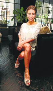 Florencia Peña feet photo thumbnail