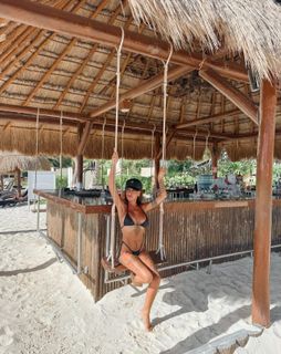 Florencia Peña feet photo thumbnail