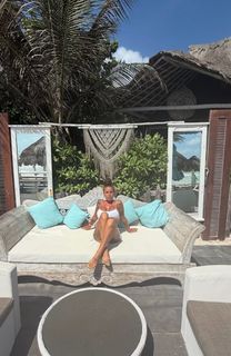 Florencia Peña feet photo thumbnail