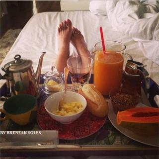 Flávia Alessandra feet photo thumbnail