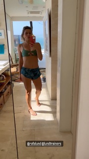 Flávia Alessandra feet photo thumbnail