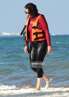 Fran Drescher feet photo thumbnail