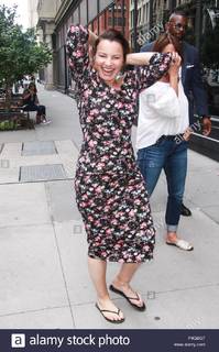 Fran Drescher feet photo thumbnail