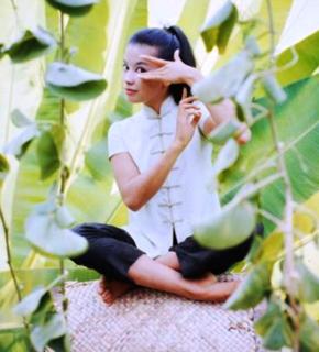 France Nuyen feet photo 3
