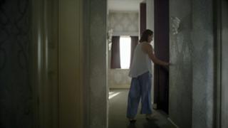 Frances O'Connor feet photo thumbnail