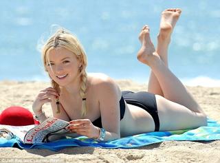 Francesca Eastwood feet photo thumbnail