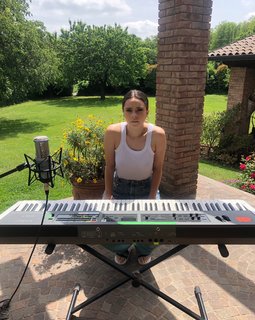 Francesca Michielin feet photo thumbnail